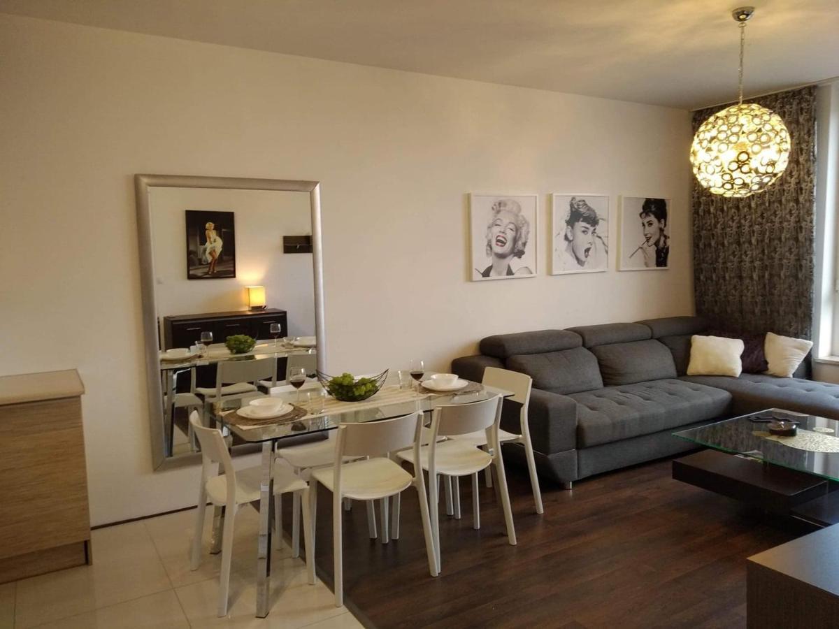 פרוז'קוב Sunny Penthouse With Roof Gardens Overlooking The Warsaw Palace Of Culture מראה חיצוני תמונה